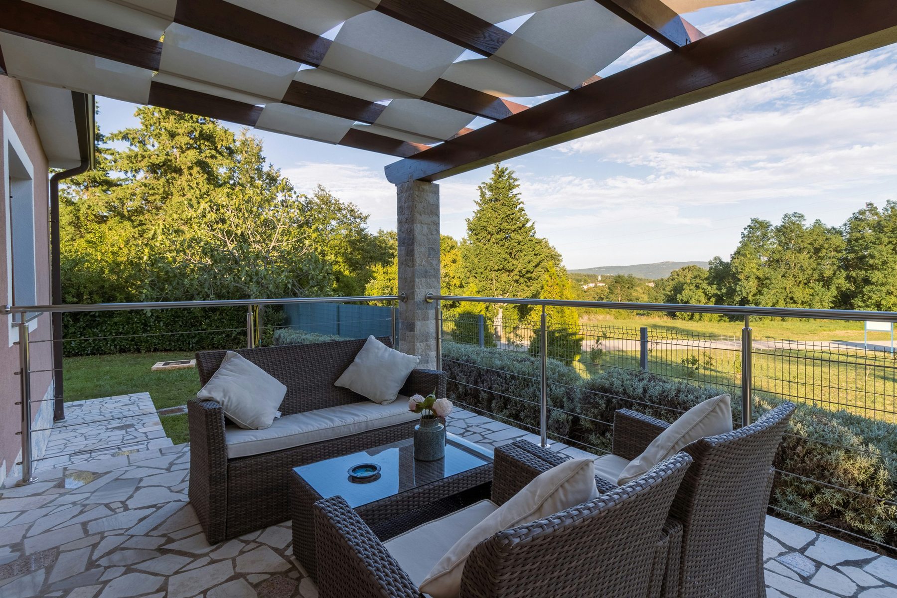 Aluminiumgestell einer Terrassenüberdachung im Außenbereich