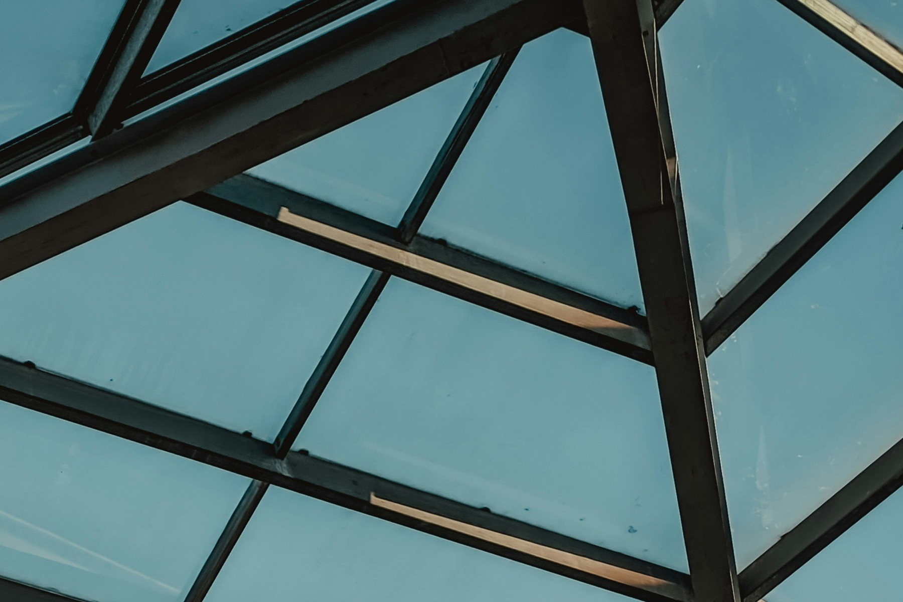 Vergleich von Glas- und Polycarbonatplatten auf einer Terrassenüberdachung