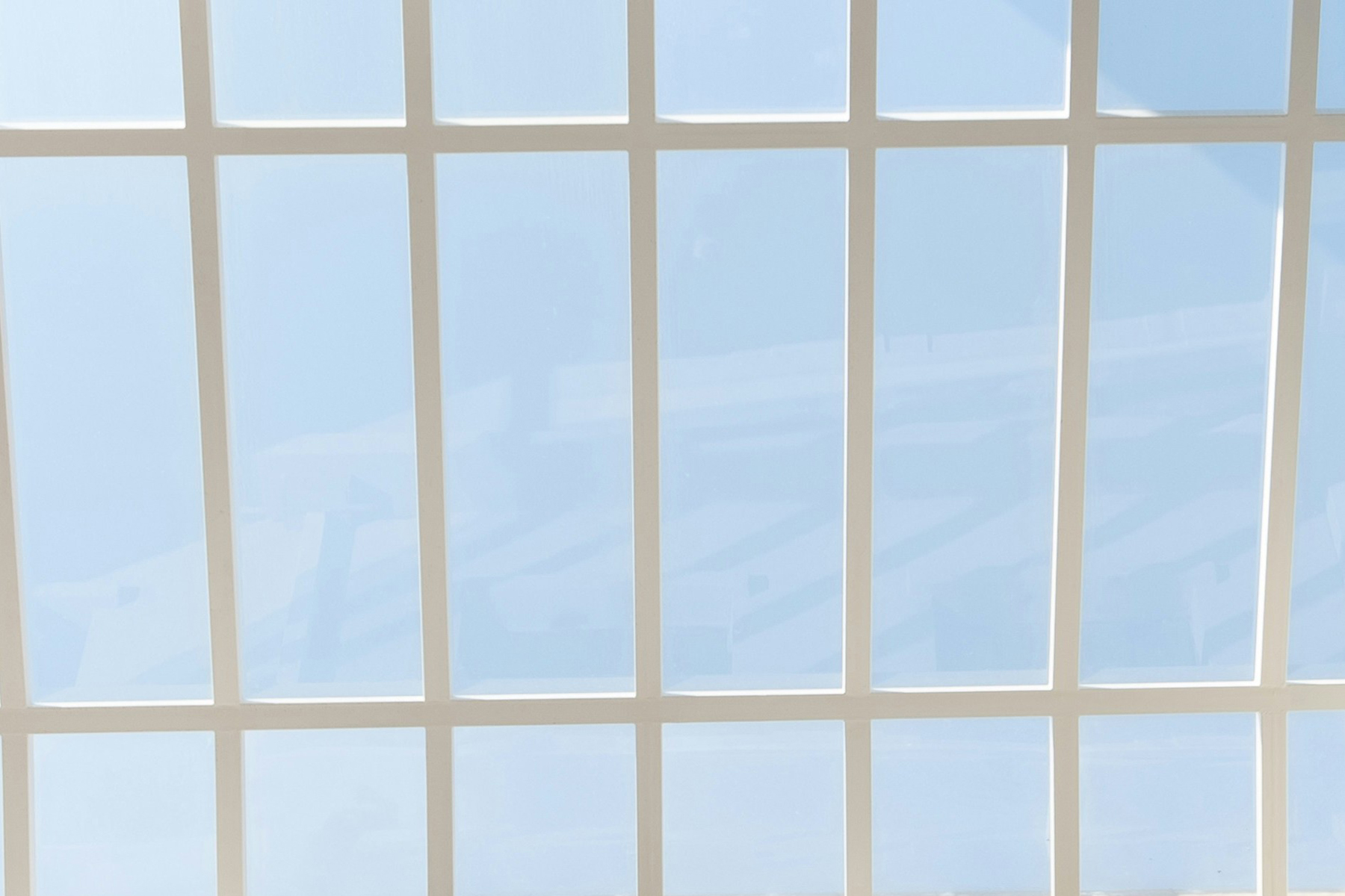 Kalkflecken auf einer Glasfläche im Außenbereich
