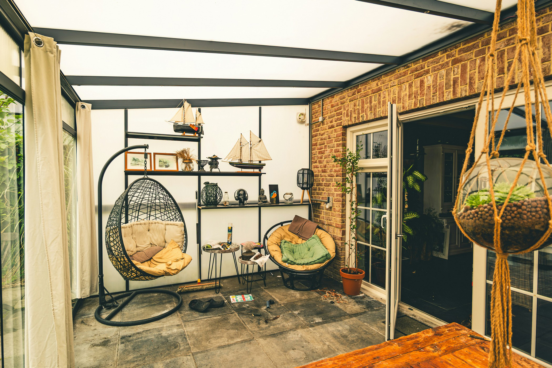 Kunststoffdach einer Terrassenüberdachung im Außenbereich
