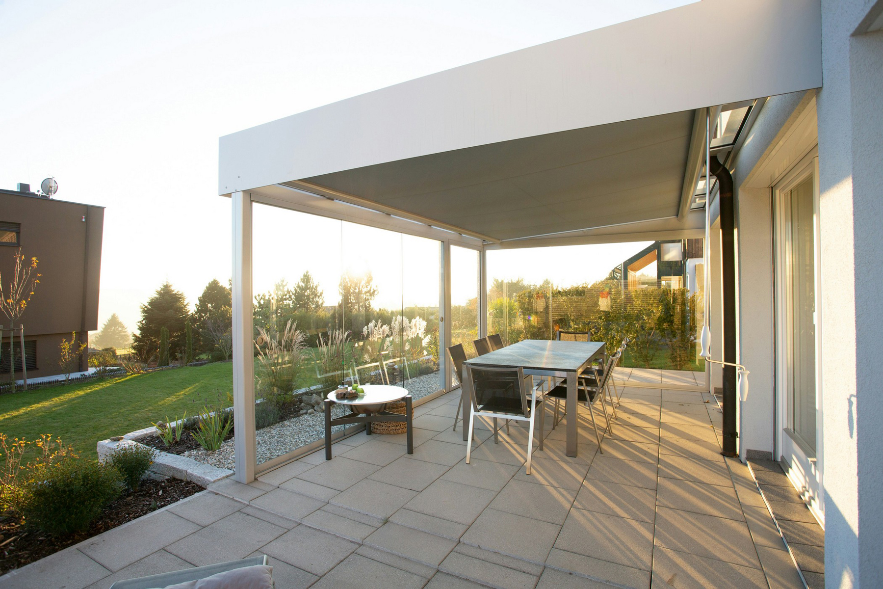 Terrassenüberdachung wird im Frühjahr gereinigt
