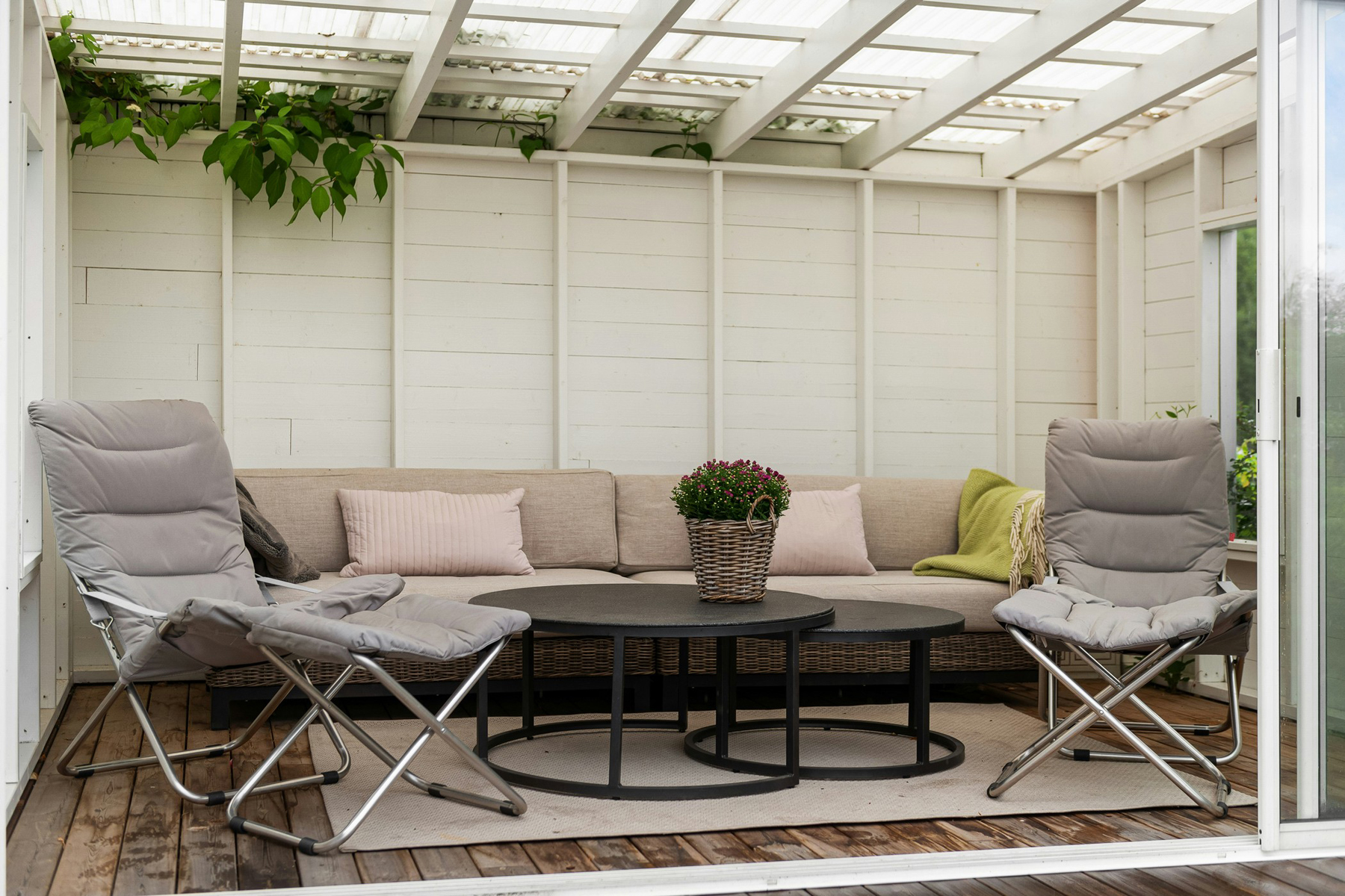 Professionelle Reinigung einer Terrassenüberdachung durch einen Fachbetrieb
