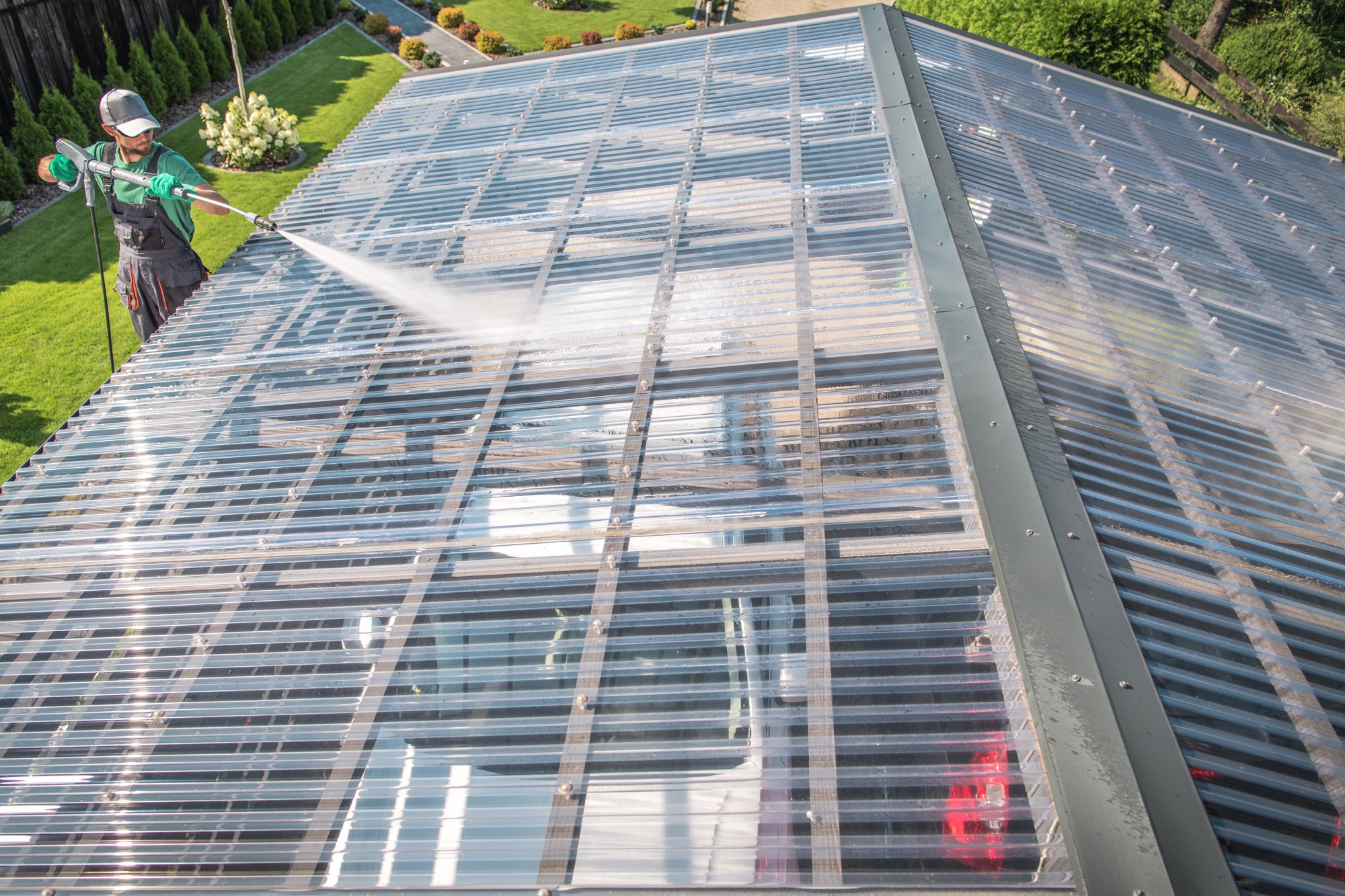 Doppelstegplatten auf einem Terrassendach werden gereinigt