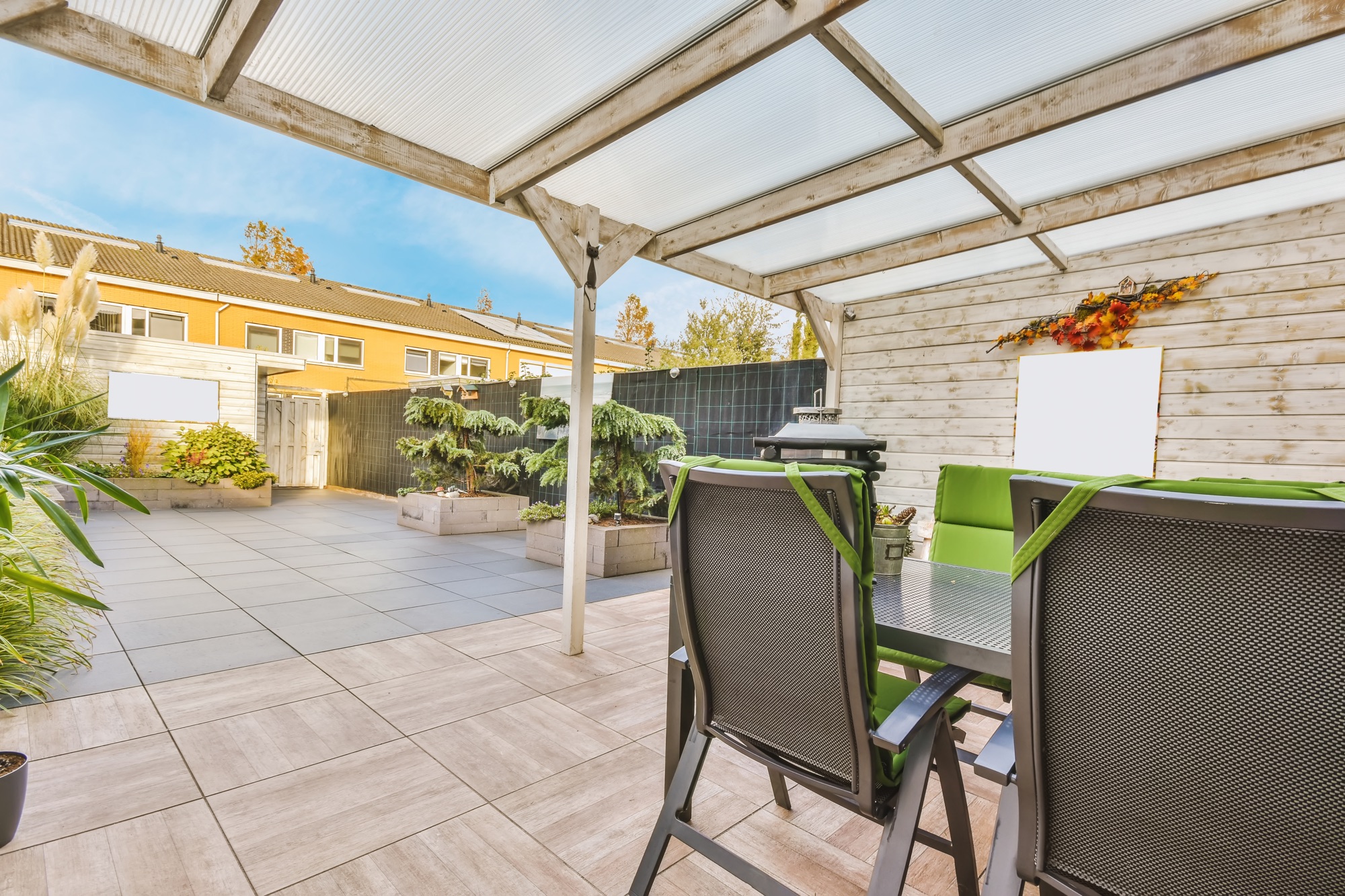 Neu montierte Terrassenüberdachung wird erstmals gereinigt