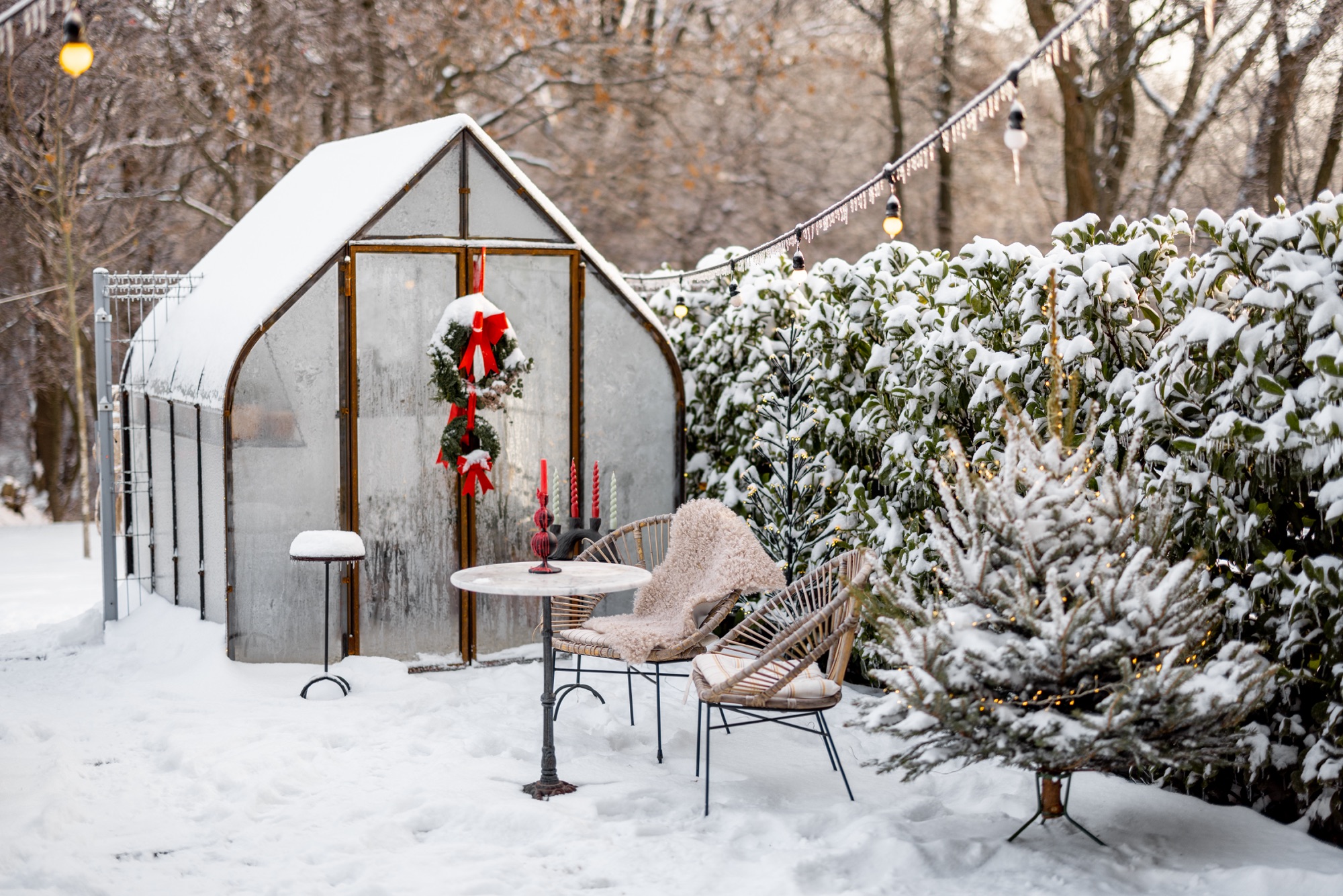 Terrassenüberdachung im Winter mit Schnee darauf